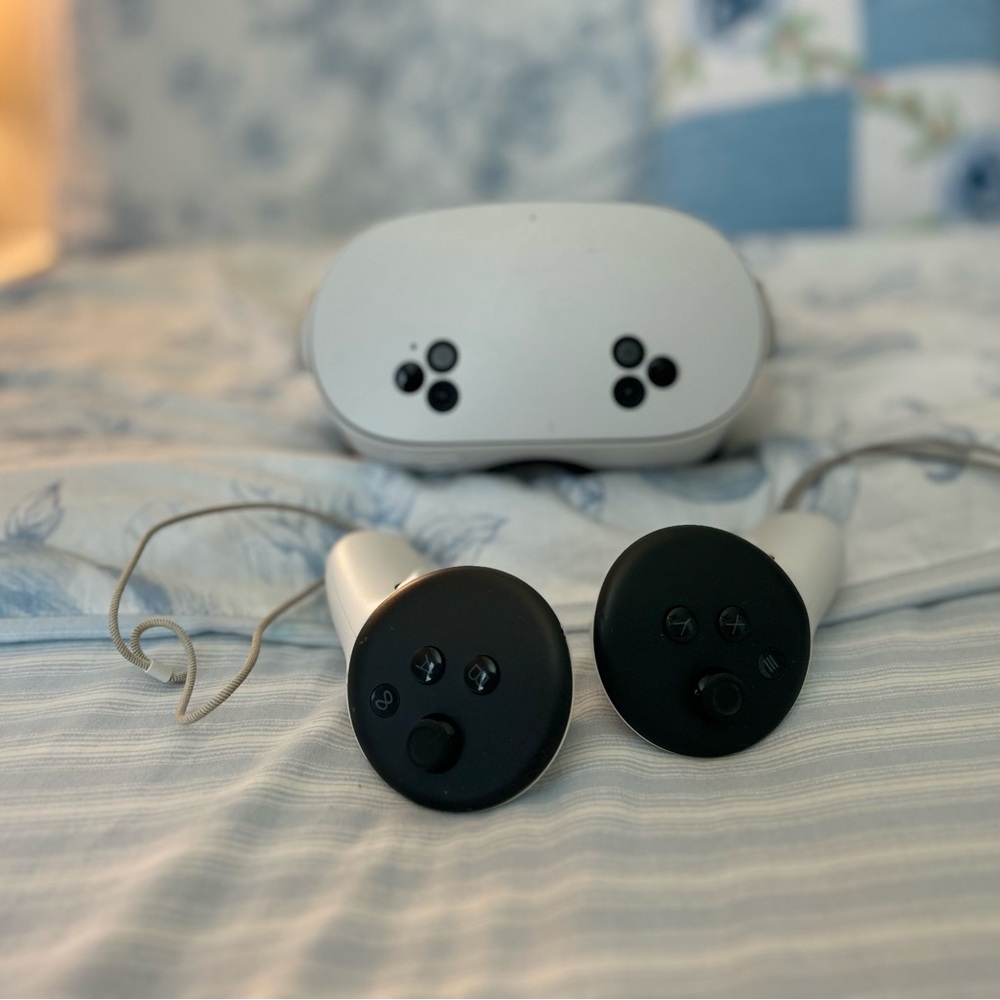 VR Headset and Controllers - White